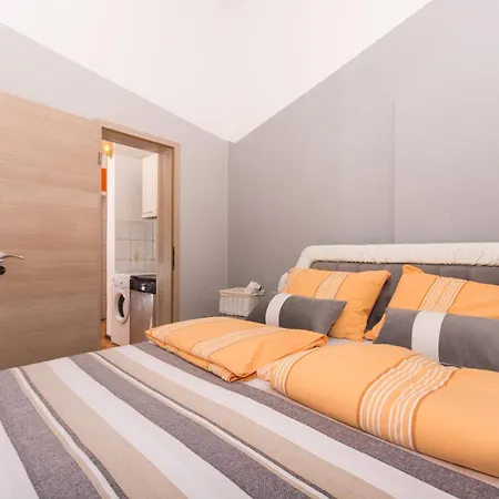 Present 203 * Trogir