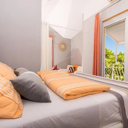 Present 203 * Τρογκίρ