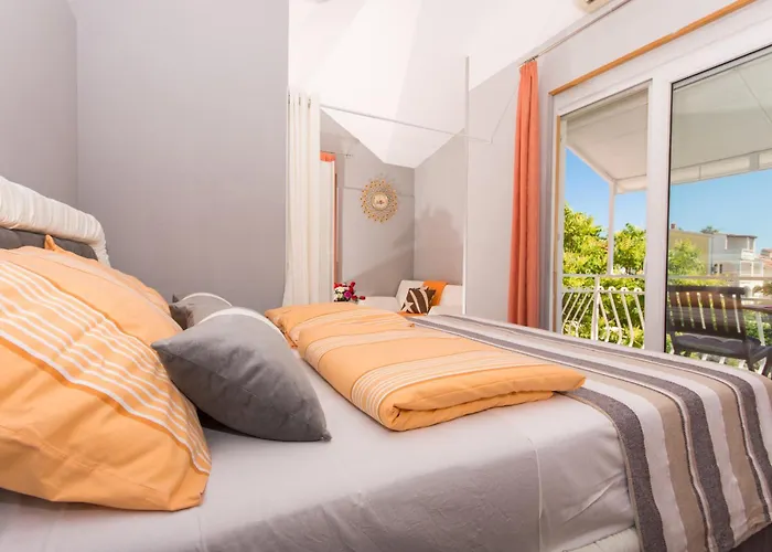 Present 203 * Trogir